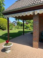 Galeriebild 2, überdachte Terrasse: Überdachte Terrasse mit Blick in den Garten