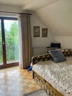Galeriebild 6: Schlafzimmer mit Dachschräge, Balkonzugang und Blick ins Grüne