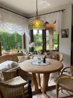 Galeriebild 3, Essbereich: Essbereich mit rundem Tisch und Rattanstühlen
