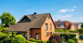 Galeriebild 1, Hausfront: Ziegelsteinfassade des Einfamilienhauses mit Garten und Einfahrt