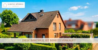 VERKAUFT · Galeriebild 1, Hausfront: Ziegelsteinfassade des Einfamilienhauses mit Garten und Einfahrt