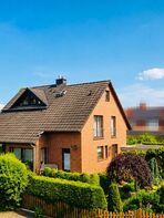 Galeriebild 1, Hausfront: Ziegelsteinfassade des Einfamilienhauses mit Garten und Einfahrt